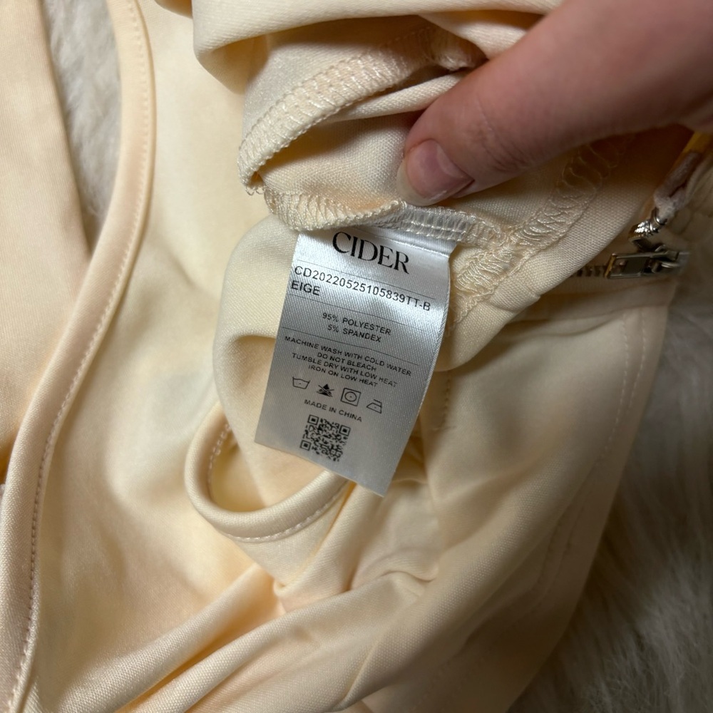 Cider Cream Colored Cross Front Keyhole Cropped Top size Small - Picture 5 of 6